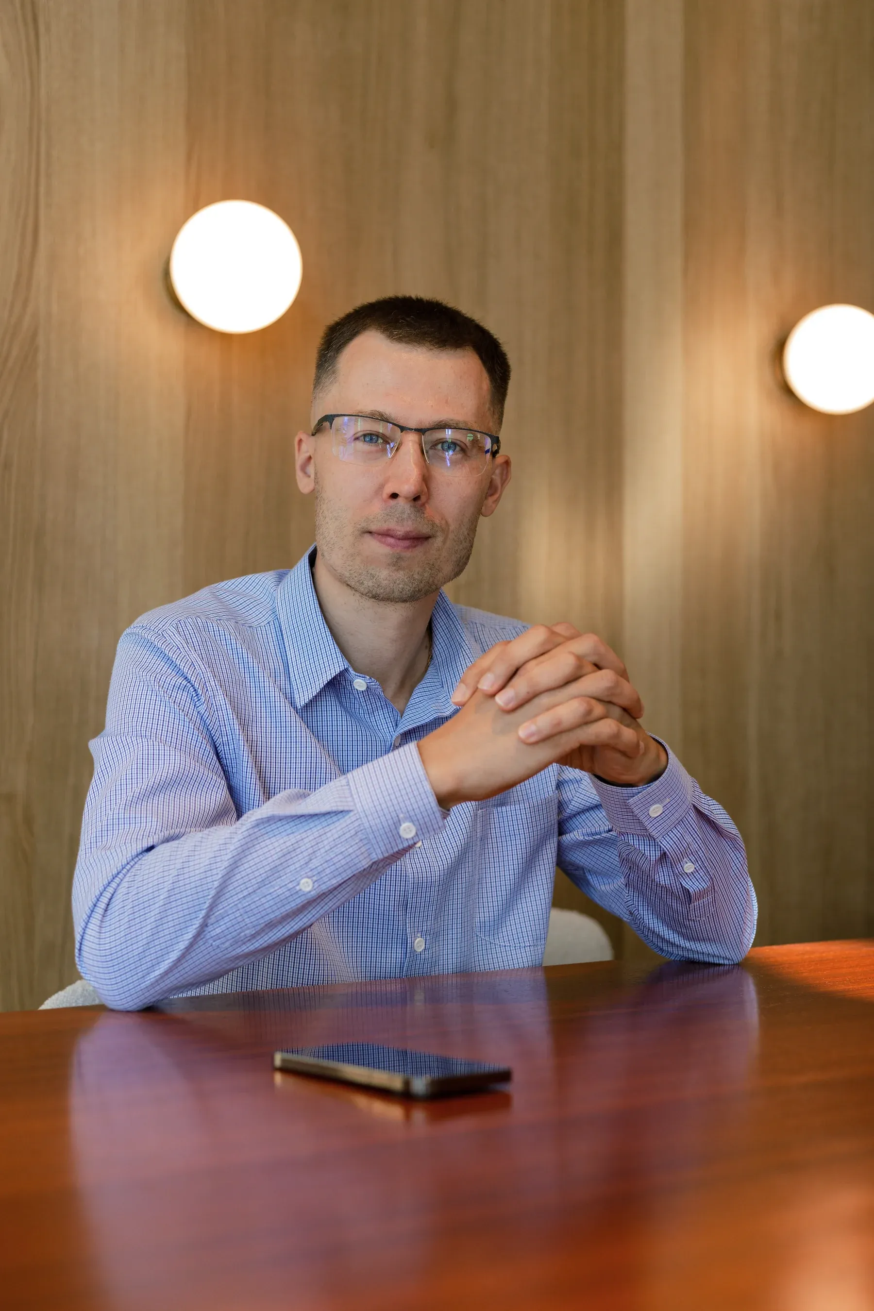 Евгений Миронов за столом переговоров